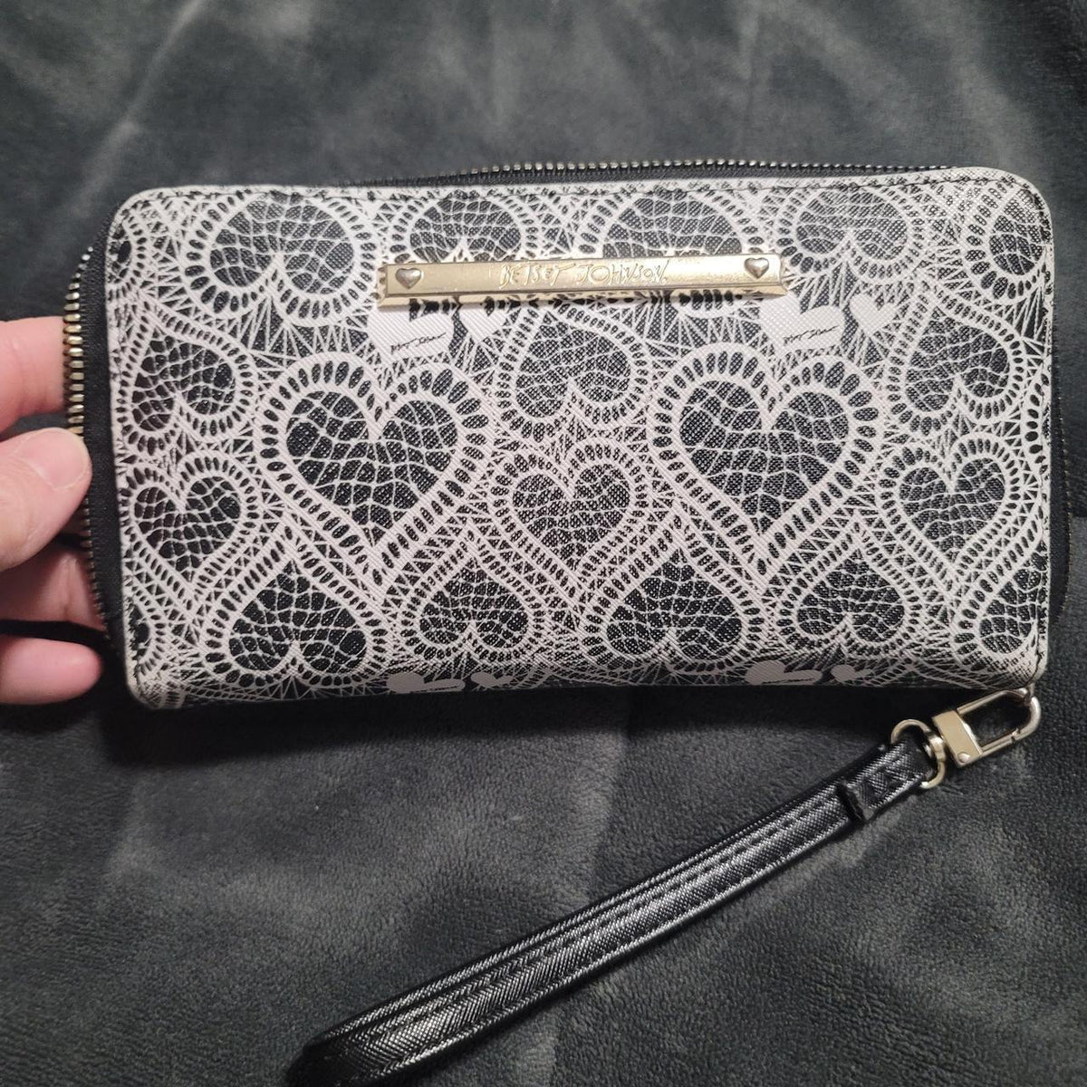 Betsey Johnson White Black Heart Lace Wristlet Zip Around Wallet Pouch