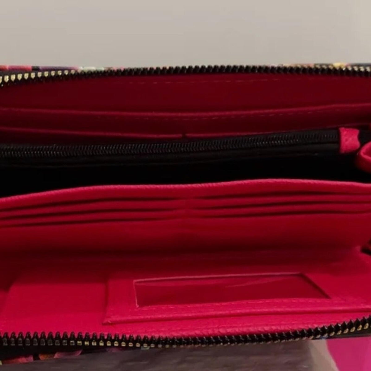 Betsey Johnson LIKE NEW Heart Pattern Wristlet Wallet