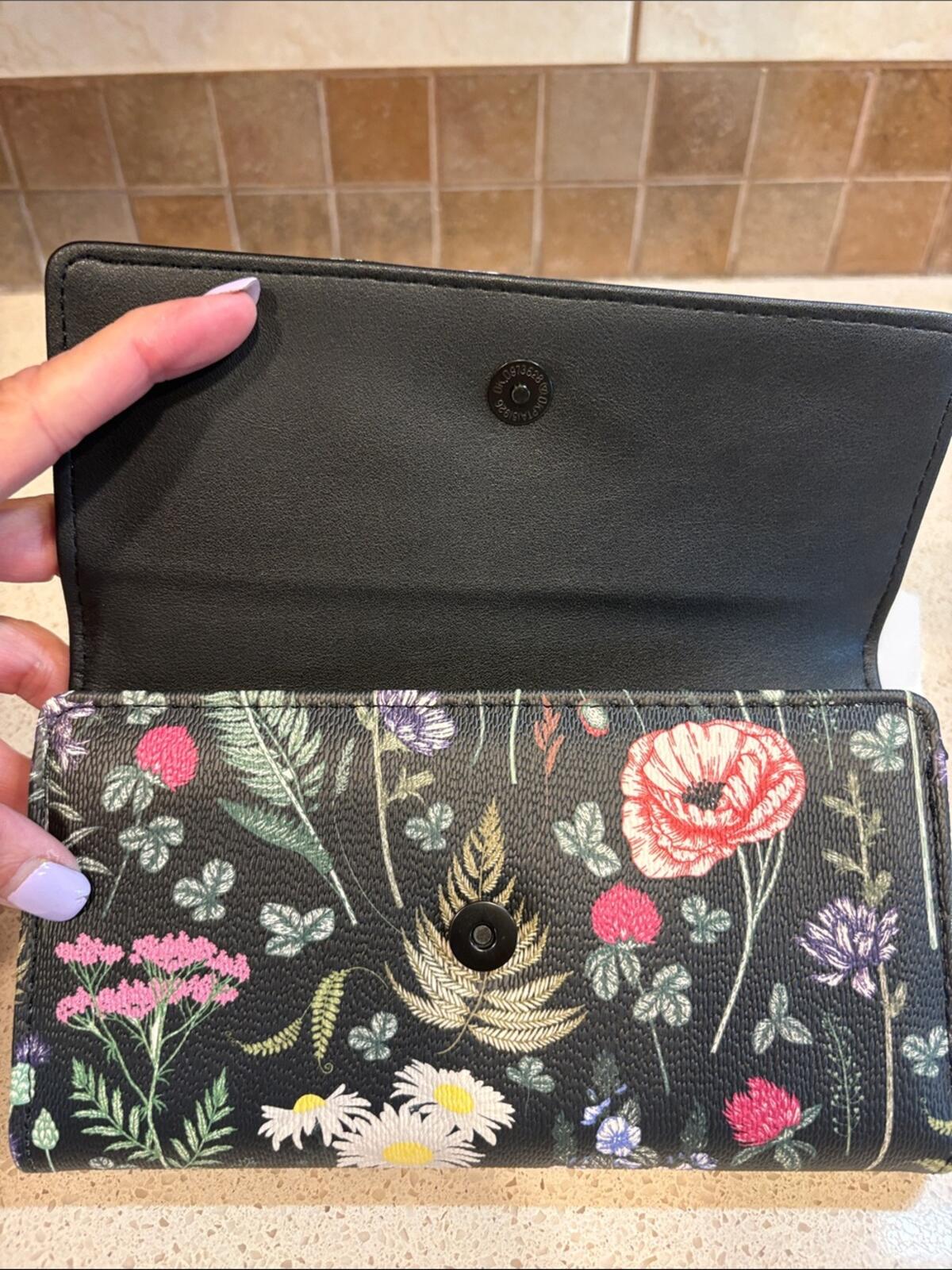 Steve Madden BLK Floral BKrissy Logo Trifold Wallet Wristlet
