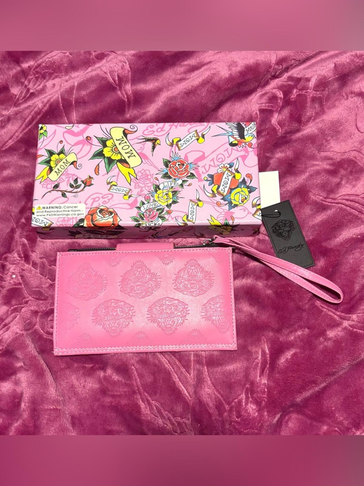 NWT Ed Hardy Pink Embossed Skull Wallet and Key Ring Gift Set Box