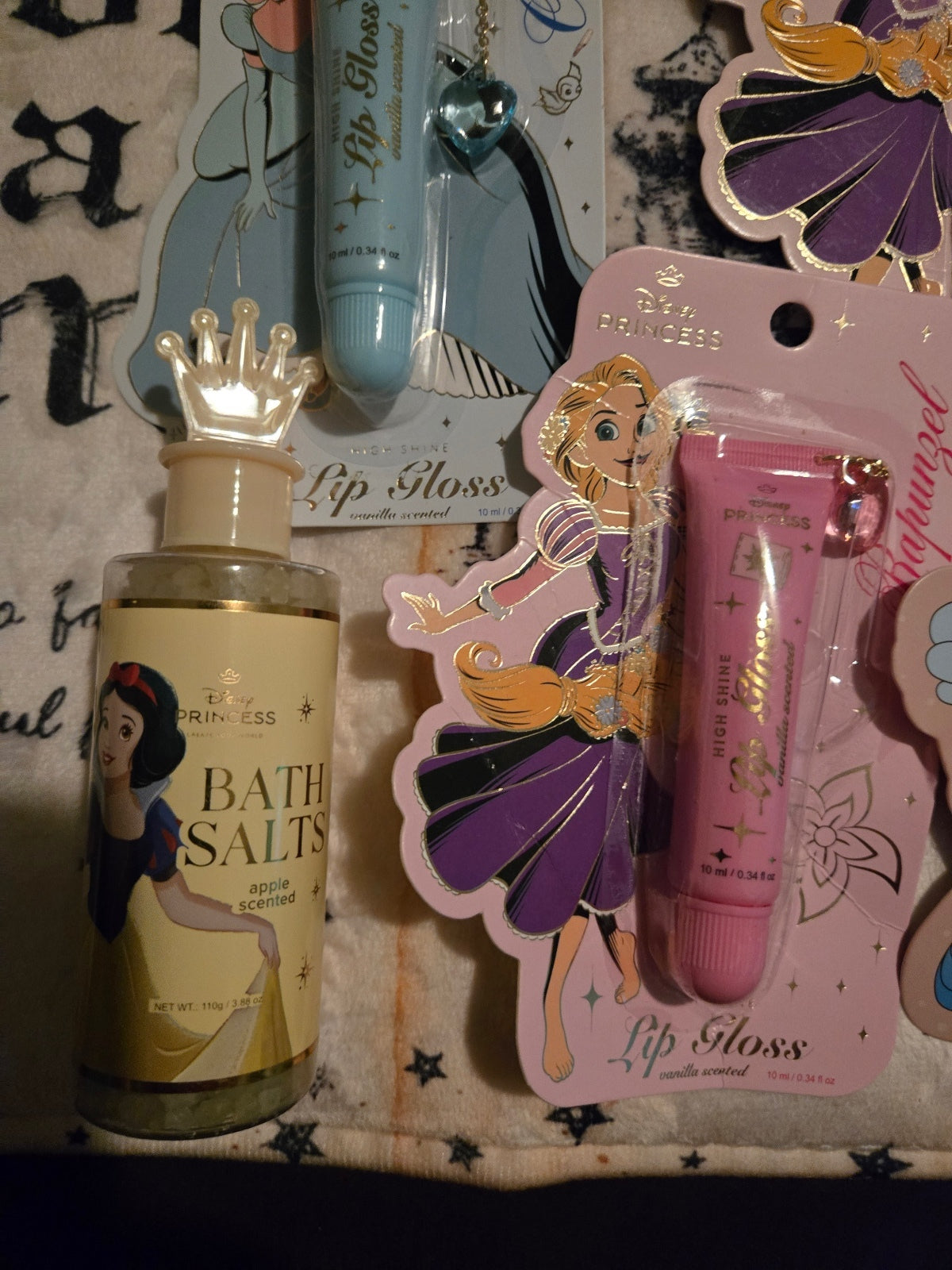Disney Princess Kids Makeup and Bath Gift Set with Princess Themed Blanket