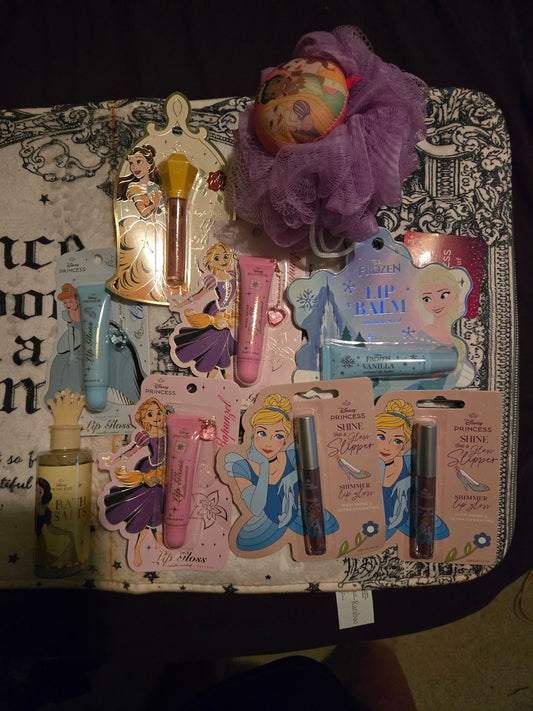 Disney Princess Kids Makeup and Bath Gift Set with Princess Themed Blanket